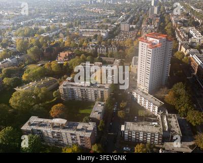 Eine Luftaufnahme des Parsons House, eines Wohnturms im Londoner Hall Park Estate, Paddington (W2), der Wohnbebauung aus der Vogelperspektive zeigt. Stockfoto