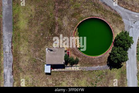 Luftbild von Dave's Gas Tanks Fabrication mit einem großen runden grünen Lagertank neben einem kleinen Industriegebäude in Belgrad, Stadt Bel Stockfoto