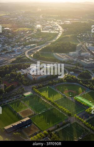 Luftbild von Sportplätzen und Autobahnen in der urbanen Landschaft von Zürich, Zürich, Schweiz. Stockfoto