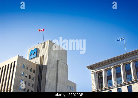 MONTREAL, KANADA - 25. DEZEMBER 2016: Hauptgeschäftsgebäude der Bank of Montreal im Stadtzentrum von Montreal, Quebec, mit BMO-Logo, kanadischer Flagge, Quebec-Flagge auf Stockfoto