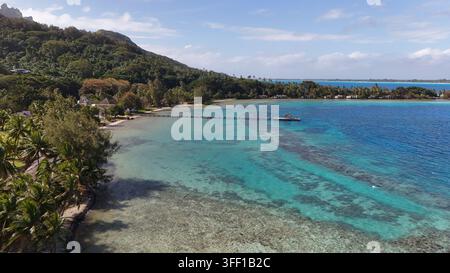 Luftbild der türkisfarbenen Lagune und des über Wasser liegenden Stegs in Bora Bora Stockfoto