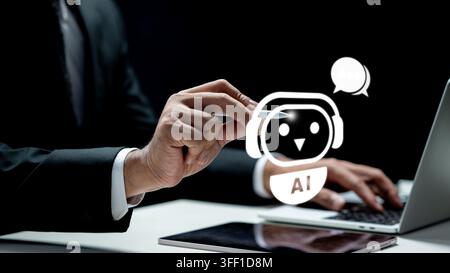 Geschäftsmann verwendet Laptop und Stift, um mit einem digitalen KI-Chatbot-Assistenten-Symbol zu interagieren, das automatisierten Kundenservice und intelligente Technologie symbolisiert Stockfoto
