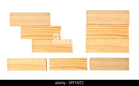 Ein Satz natürlicher Holzblöcke, die in verschiedenen Konfigurationen angeordnet sind, einschließlich Stufen, einem vertikalen Stapel und einer horizontalen Reihe, isoliert auf einem sauberen Weiß Stockfoto