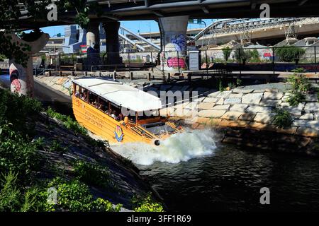 Ein Amphibien-Sichtfahrzeug von Boston Duck Tours fährt über eine Rampe vom Richard McKinnon Park in das Neue Charles River Basin ein. Stockfoto
