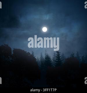Ein heller Vollmond scheint durch wolkige Nachthimmel über einem silhouettierten Kiefernwald und erzeugt eine dunkle, mysteriöse Atmosphäre. Halloween-Hintergrund Stockfoto