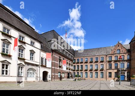 Düsseldorf - 9. Juni 2026: Historisches Rathaus am Marktplatz in der Altstadt. Architektonische Wahrzeichen und kommunales Regierungsgebäude Stockfoto