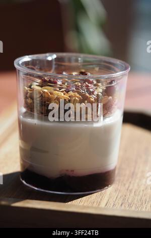 Leckerer Joghurt-Parfait mit Granola und Beeren Stockfoto