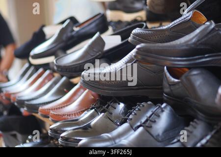 Verschiedene Arten von Schuhen auf einer Auslage auf einem Markt Stockfoto