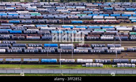 Danzig, Polen - 27. August 2026: Luftaufnahme von Reihen von GATX-Tankwaggons in einem Eisenbahnfrachtbahnhof. Stockfoto