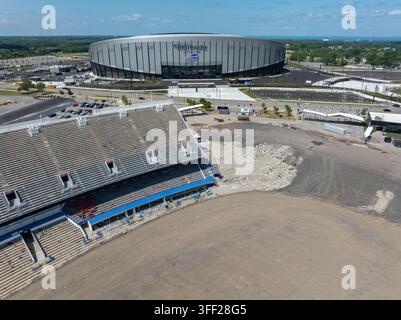 Orchard Park, New York, Vereinigte Staaten - 19. Juli 2026: Luftaufnahme des neuen Highmark Stadium der Buffalo Bills neben dem Abriss des Westendes Stockfoto