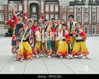 Tokio, Japan – 03. November 2025: Blick auf eine Gruppe von Darstellern in farbenfrohen traditionellen japanischen Festkostümen, die vor dem historischen roten Pinsel posieren Stockfoto