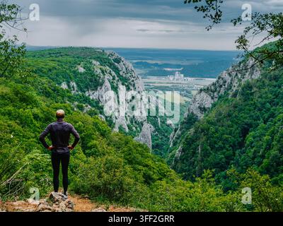 Mann steht auf einem Klippenausblick und blickt auf die Schlucht des Zadielstals im Slowakischen Karst, Slowakei. Stockfoto