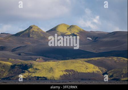 Luftaufnahme von erodierten, moosdurchzogenen Bergen im Tungnaárfjallgarður zwischen dem Tungnaá-Fluss und Langisjór, Isländisches Hochland, Island Stockfoto