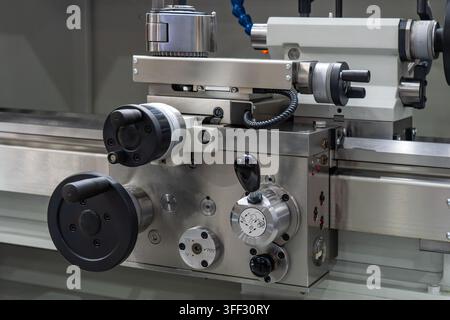 Industrielle Drehmaschinen-Schutzabdeckung mit Futterhebeln und Handrädern in einer Fertigungswerkstatt Stockfoto