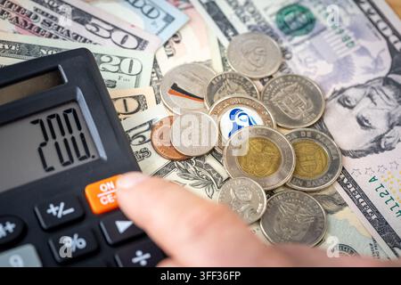 Panama-Geld und US-Dollar. Panamaische Balboa-Münzen und USD-Banknoten mit einem Taschenrechner. Finanzieller Hintergrund. Konzept des Geschäftswechsels. Nahaufnahme Stockfoto
