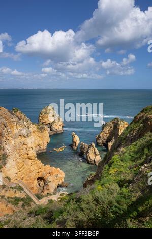 Atemberaubende hohe Klippen von O Elefante bei Ponta da Piedade in Lagos, Algarve, Portugal, aufgenommen an einem wunderschönen Sonnentag Stockfoto