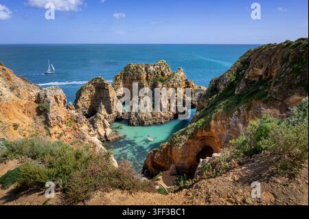 Ponta da Piedade bietet goldene, kliffähnliche Felsformationen bis zu 20 Meter Höhe, die entlang der Küste der Stadt Lagos in Portugal liegen Stockfoto
