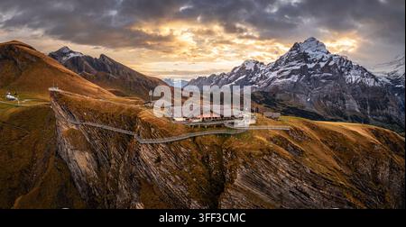 Grindelwald First, Schweiz in der Herbstsaison mit Alpenblick. Stockfoto
