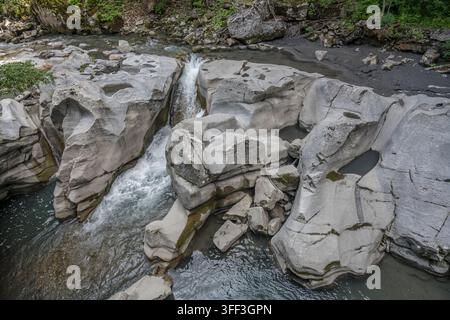Landschaft mit verwitterten Felsen im Fluss Le Bes, aufgenommen in hellem Sommerlicht in der Schlucht Vedaches Clue, Provence, Frankreich Stockfoto
