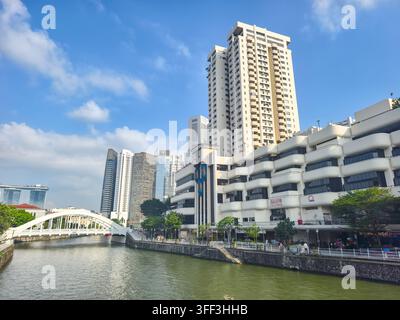 die Elgin Bridge und das Riverwalk-Gebäude entlang des Singapore River in Singapur Stockfoto