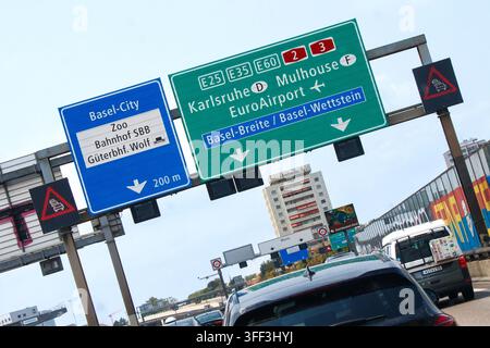 Straßenschilder für Basel Stadt Karlsruhe und Mulhouse, die die Richtung EuroAirport und den Zugang zum SBB Bahnhof anzeigen Stockfoto