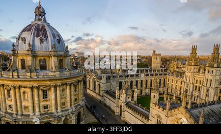 Erhöhte Ansicht der historischen Radcliffe-Camera-Kuppel und der gotischen Türme des All Souls College bei Sonnenuntergang in Oxford, England. Stockfoto