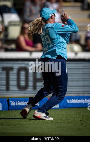 New Road, Worcester, Worcestershire, UK. 6. Sep, 2026. One Day International Women's Cricket, England gegen Republik Irland; Ryana MacDonald-Gay von England nimmt den Catch, um Gaby Lewis von Irland für 16 auszuschließen, bei einem Stand von 24-1 Credit: Action Plus Sports/Alamy Live News Stockfoto