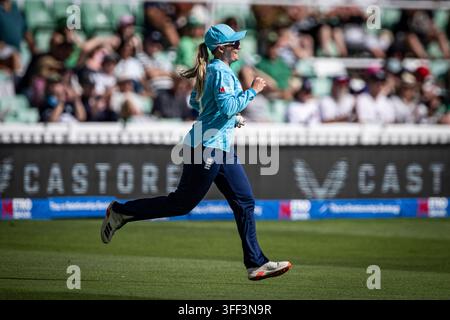 New Road, Worcester, Worcestershire, UK. 6. Sep, 2026. One Day International Womens Cricket, England gegen Republik Irland; Ryana MacDonald-Gay von England feiert den Fang, der Gaby Lewis von Irland für 16 ausscheiden lässt, bei einem Stand von 24-1 Credit: Action Plus Sports/Alamy Live News Stockfoto