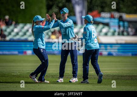New Road, Worcester, Worcestershire, UK. 6. Sep, 2026. One Day International Womens Cricket, England gegen Republik Irland; Ryana MacDonald-Gay von England feiert mit ihrem Team, nachdem sie den Catch genommen hat, um Gaby Lewis von Irland für 16 zu entlassen, als die Punkte bei 24-1 stehen. Credit: Action Plus Sports/Alamy Live News Stockfoto