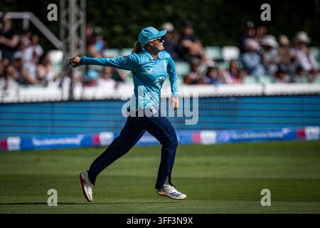 New Road, Worcester, Worcestershire, UK. 6. Sep, 2026. One Day International Womens Cricket, England gegen Republik Irland; Ryana MacDonald-Gay von England feiert den Fang, der Gaby Lewis von Irland für 16 ausscheiden lässt, bei einem Stand von 24-1 Credit: Action Plus Sports/Alamy Live News Stockfoto