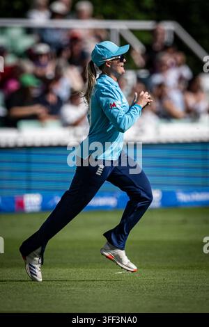 New Road, Worcester, Worcestershire, UK. 6. Sep, 2026. One Day International Womens Cricket, England gegen Republik Irland; Ryana MacDonald-Gay von England feiert den Fang, der Gaby Lewis von Irland für 16 ausscheiden lässt, bei einem Stand von 24-1 Credit: Action Plus Sports/Alamy Live News Stockfoto