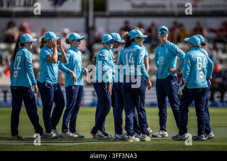 New Road, Worcester, Worcestershire, UK. 6. Sep, 2026. One Day International Womens Cricket, England gegen Republik Irland; Ryana MacDonald-Gay von England feiert mit ihrem Team, nachdem sie den Catch genommen hat, um Gaby Lewis von Irland für 16 zu entlassen, als die Punkte bei 24-1 stehen. Credit: Action Plus Sports/Alamy Live News Stockfoto
