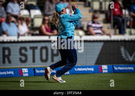New Road, Worcester, Worcestershire, UK. 6. Sep, 2026. One Day International Women's Cricket, England gegen Republik Irland; Ryana MacDonald-Gay von England nimmt den Catch, um Gaby Lewis von Irland für 16 auszuschließen, bei einem Stand von 24-1 Credit: Action Plus Sports/Alamy Live News Stockfoto