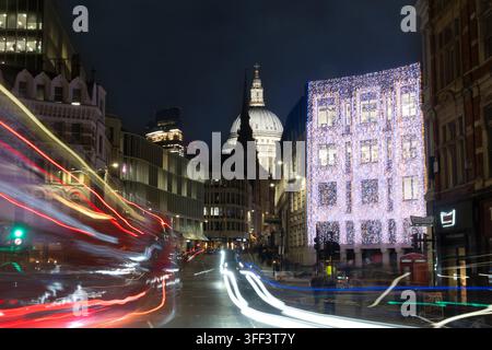 Der Verkehr erzeugt Lichtspuren auf der Fleet Street in London bei Nacht und fängt den festlichen Feiertagsgeist vor der St. Paul's Cathedral ein. Stockfoto
