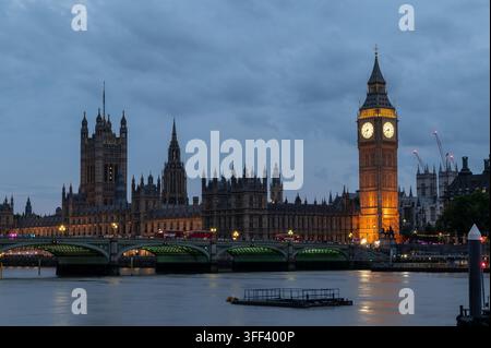 Langzeitbelichtung der Houses of Parliament über der Westminster Bridge und der Themse in London, England an einem bewölkten Abend. Aufgenommen am 16. August 2026 Stockfoto