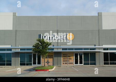 Houston, Texas USA 05-31-2026: Äußeres des Bürogebäudes der Firma Lumber Plus. Stockfoto
