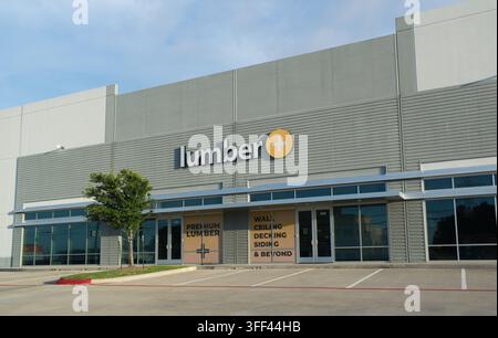 Houston, Texas USA 05-31-2026: Äußeres des Bürogebäudes der Firma Lumber Plus. Stockfoto