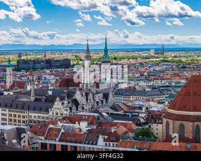 Luftpanoramablick auf die Münchner Innenstadt mit dem Neuen Rathaus und den Alpen Stockfoto