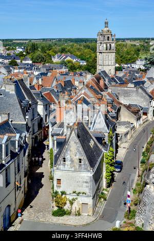 Ansicht von oben der historischen Stadt der Königlichen Stadt Loches vom Aussichtspunkt der Schlosswälle - Loches, Indre-et-Loire (37), Frankreich. Stockfoto