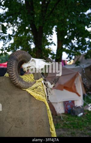Tierschädel und Hörner, die als rustikale Dekorationen in einem Themabereich der Prague Harley Days 2026 verwendet werden. Stockfoto