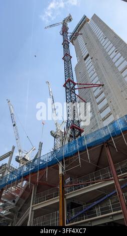 London, UK - 26. August 2026: Turmkräne erheben sich über eine große Hochhausbaustelle in der City of London. Stockfoto