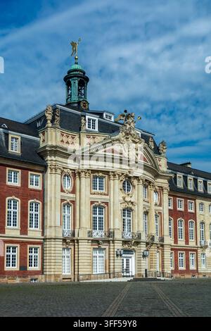 Barockes Münster-Residenzschloss in Deutschland, erbaut für den Fürstbischof und heute Hauptgebäude der Universität Münster, mit kunstvoller Sandsteinfassade Stockfoto