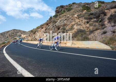 Radsportler rasen durch die Portman Hills von La Union, Region Murcia, Spanien während des 11. Etappens der Radrennen La Vuelta a Espana. Alessandro Covi führt Stockfoto