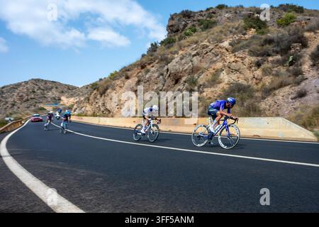 Radsportler rasen durch die Portman Hills von La Union, Region Murcia, Spanien während des 11. Etappens der Radrennen La Vuelta a Espana. Alessandro Covi führt Stockfoto