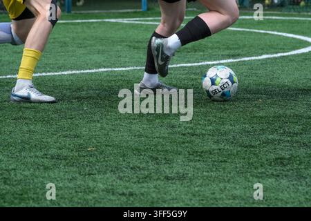 Kiew, Ukraine – 05. September 2026: Niedrige Aufnahme von Futsalspielern, die auf einem Kunstrasenplatz während eines Minifußballturniers um den Ball kämpfen Stockfoto