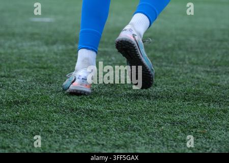 Kiew, Ukraine – 05. September 2026: Tiefwinkelaufnahme von hinten eines Athleten, der während eines Mini-Football-Turnier-Spiels auf Kunstrasen läuft. Stockfoto