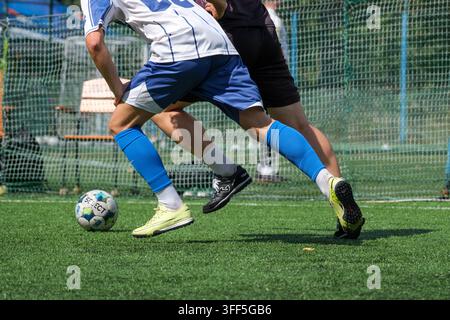 Kiew, Ukraine – 05. September 2026: Futsalspieler kämpfen während eines intensiven Körperkontakts um den Ball während eines Mini-Fußball-Turniers im Freien. Stockfoto