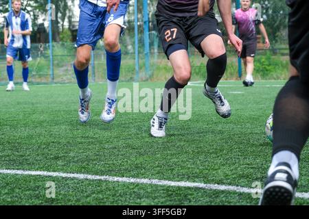 Kiew, Ukraine – 05. September 2026: Gruppe von Athleten, die auf einem Kunstrasenfeld beim Mini-Fußball-Meisterschaft um den Ball laufen und konkurrieren Stockfoto
