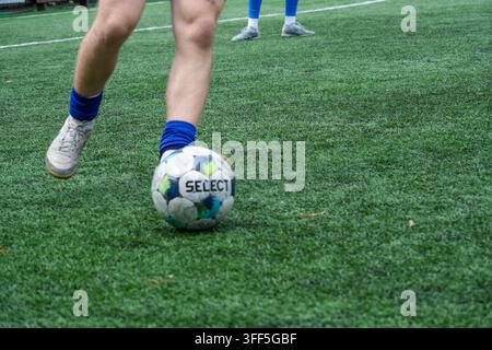 Kiew, Ukraine – 05. September 2026: Niedrige Ansicht eines Athleten in blauen Socken, der während eines Mini-Fußballspiels einen Fußball kontrolliert. Stockfoto