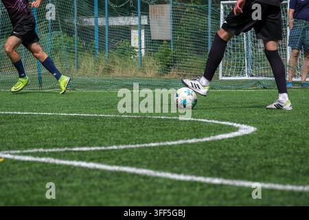 Kiew, Ukraine – 05. September 2026: Futsalspieler in Bewegung, die während eines intensiven Minifußballturniers auf Kunstrasen um den Ball kämpfen. Stockfoto